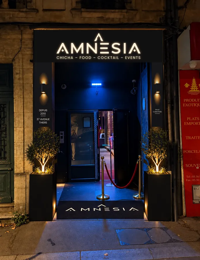 Façade et entrée d’AMNESIA, 37 avenue Thiers à Bordeaux